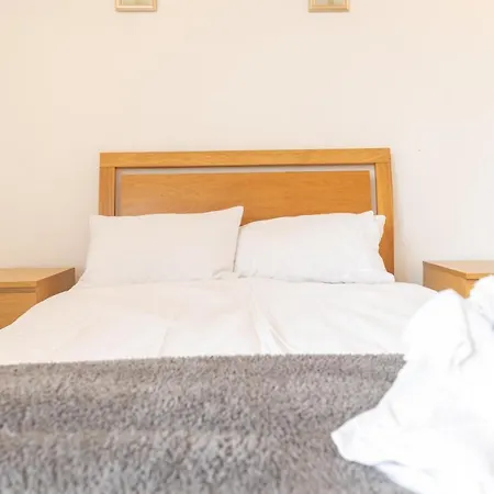 Modern 1 Bedroom Apartment *