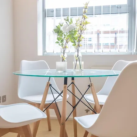 Modern 1 Bedroom Apartment *