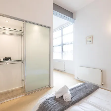 Modern 1 Bedroom Apartment *
